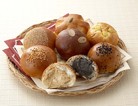 新宿小田急にオリジナルパン−6色のクリームパン