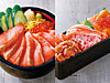 会場限定 キングサーモン丼（左）、鮭味わい弁当（右）